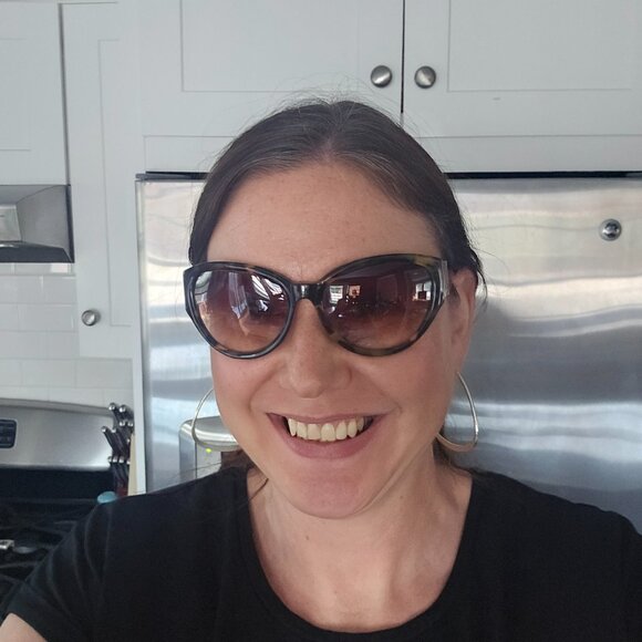 Imperfect Lilly Pulitzer Sunglasses and Case - Picture 4 of 4